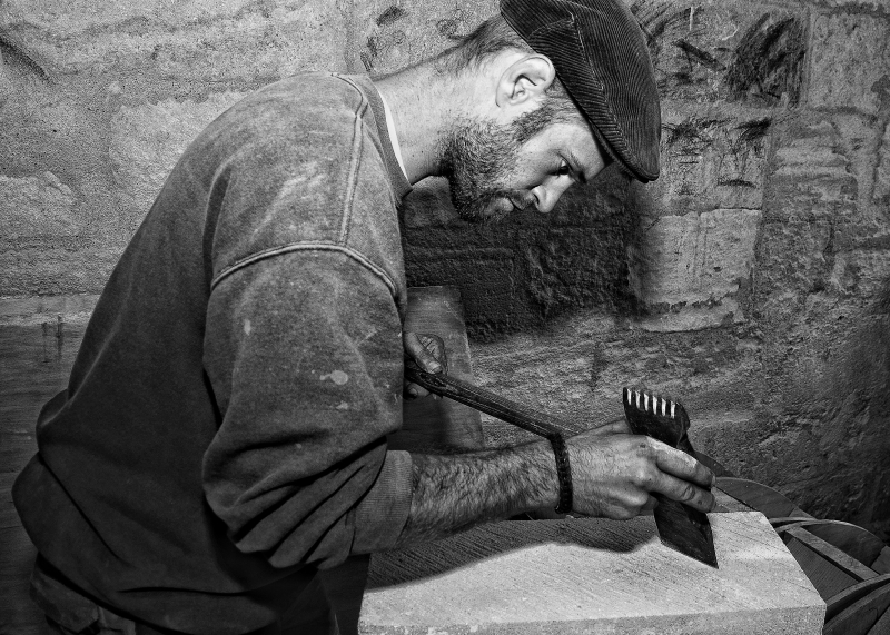 tailleur-pierre-STE AGNES-min_man-black-and-white-photography-monument-male-statue-1202231-pxhere.com